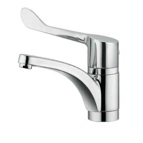 Chromfarbener Kludi Wasserhahn mit einem langen Hebel für die Bedienung. Das Design ist modern und eignet sich für den Einsatz in der Küche.
